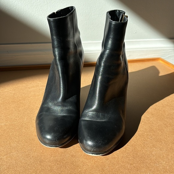 Black leather round-toe ankle height Michael Kors boots (size 8.5M) - Picture 4 of 5